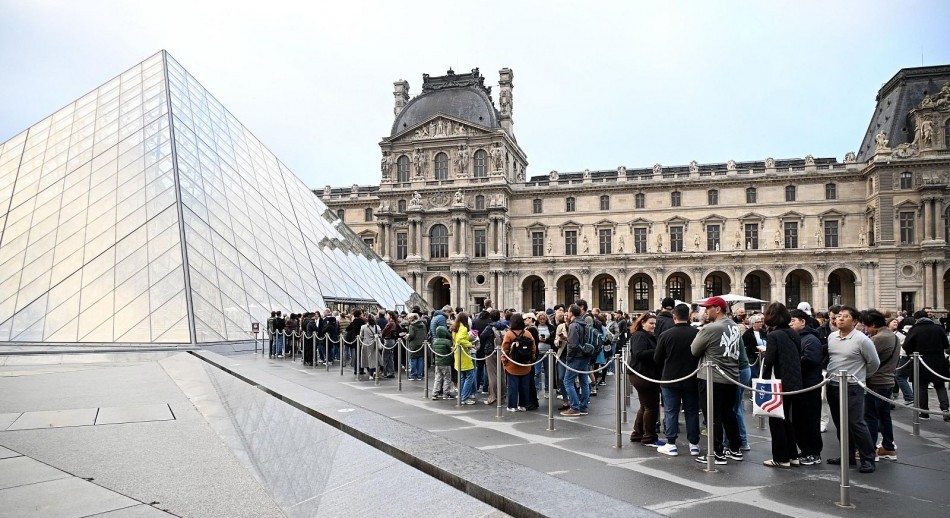 Reabrió el Louvre tres días después del robo de joyas
