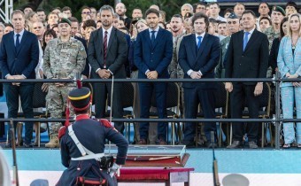Milei entregó el sable corvo de San Martín a los Granaderos a Caballo