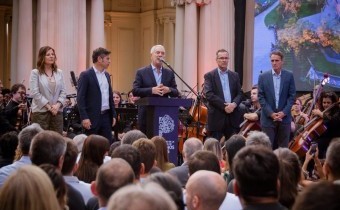 Kicillof encabezó el inicio de la restauración integral del Teatro del Lago en La Plata