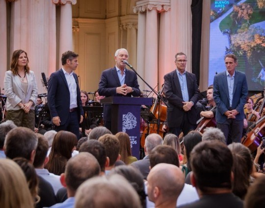 Kicillof encabezó el inicio de la restauración integral del Teatro del Lago en La Plata