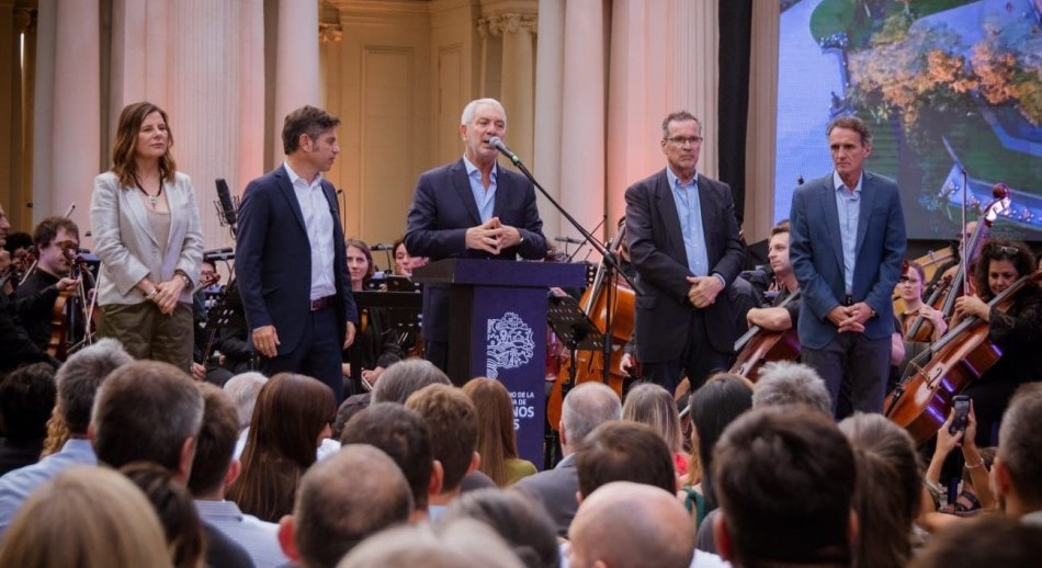 Kicillof encabezó el inicio de la restauración integral del Teatro del Lago en La Plata