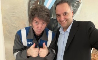 Javier Milei no le suelta la mano: 