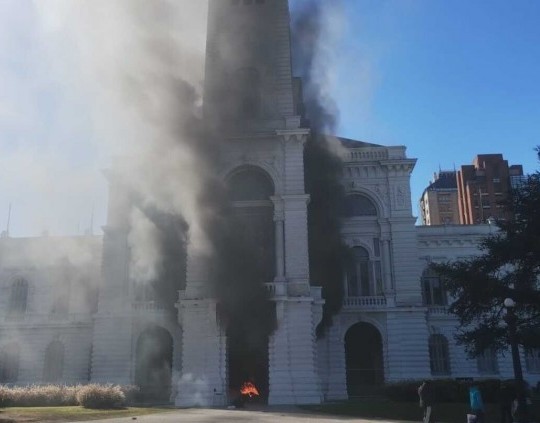 Militantes del MTE prendieron fuego la municipalidad de La Plata