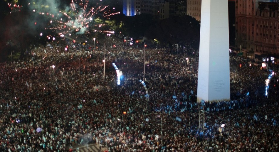 Banderazo en el Obelisco: una multitud celebra el pase de Argentina a la final del Mundial