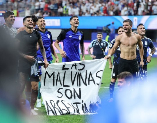 Reino Unido pidió a la FIFA investigar a la Argentina por la bandera de Malvinas en la semifinal