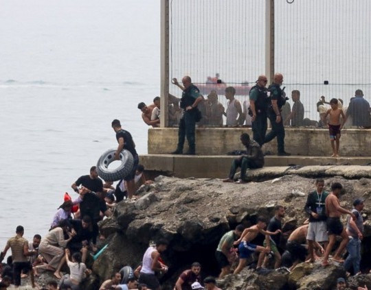 España despliega unidades militares para apoyar operaciones fronterizas en Ceuta