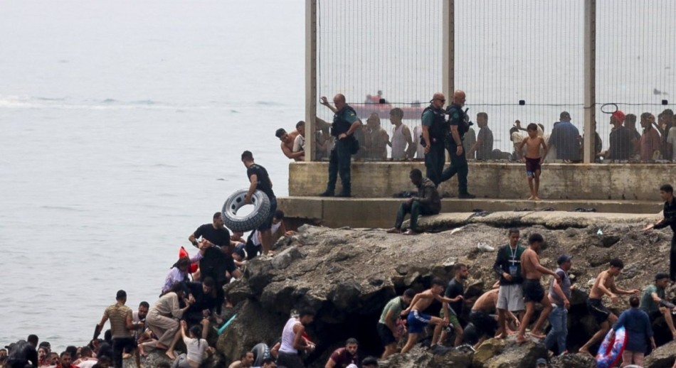 España despliega unidades militares para apoyar operaciones fronterizas en Ceuta