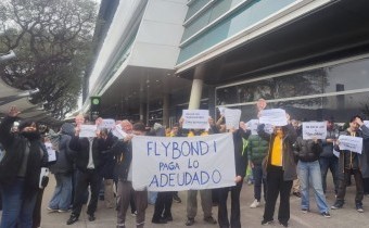 Embargaron las cuentas de Flybondi y sus trabajadores marchan por salarios impagos