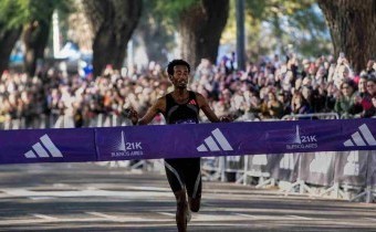 El etíope Yomif Kejelcha batió el récord mundial de 21k al ganar la media maratón de Buenos Aires