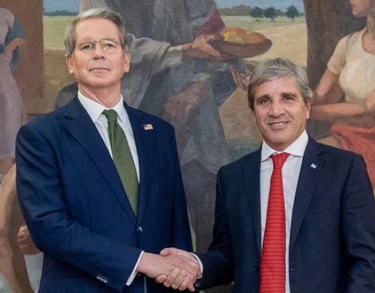 Caputo se reunió con con Bessent, que elogió el plan económico oficialista