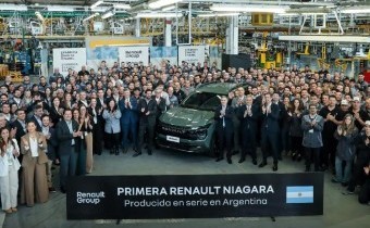 Renault presentó en Córdoba su nueva pickup y Llaryora pidió cuidar a la industria